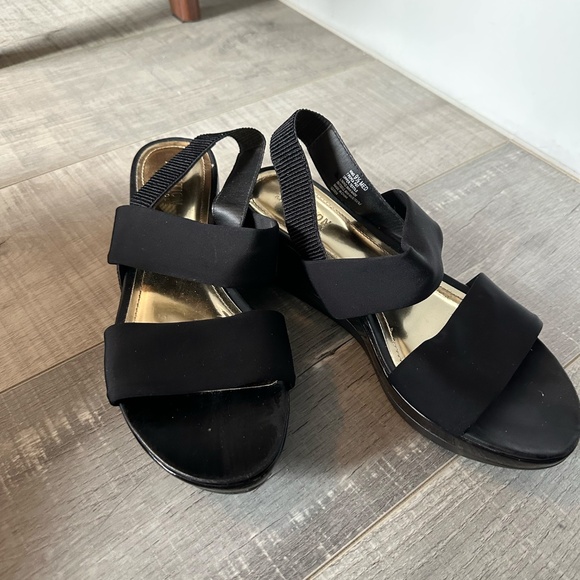 Kenneth Cole Reaction Women’s Shoes - Size 9.5 Black and Gold Minimalist - Picture 5 of 6